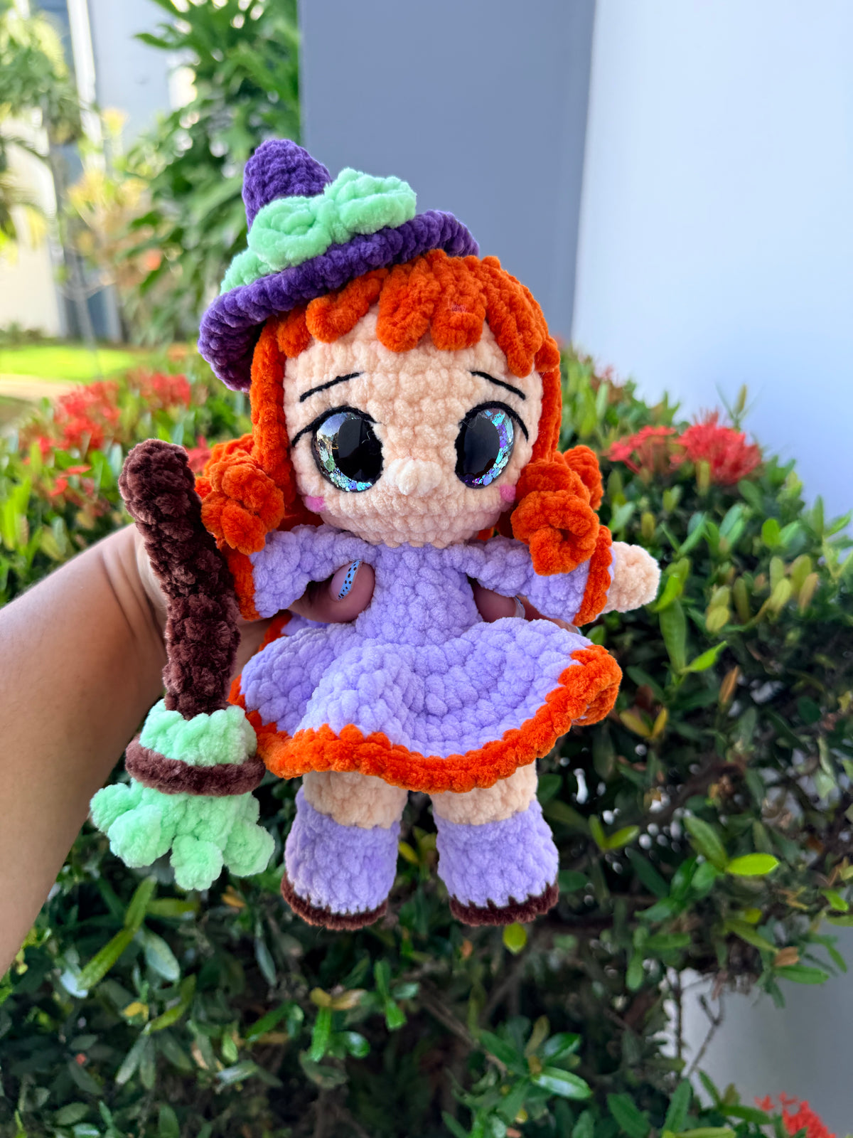Muñeca Brujita Tierna de Halloween con Escoba | Amigurumi Hecho a Mano