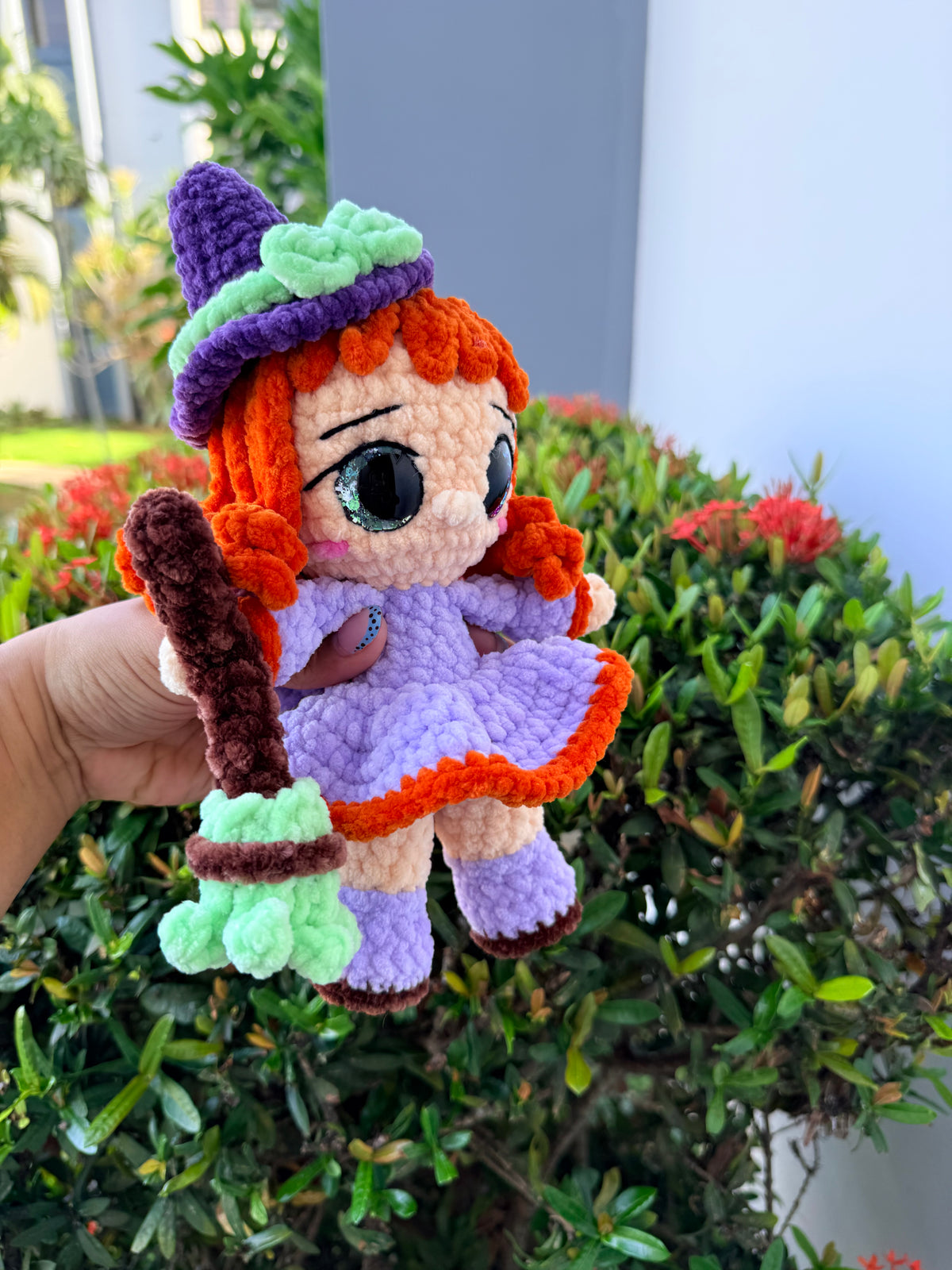 Muñeca Brujita Tierna de Halloween con Escoba | Amigurumi Hecho a Mano