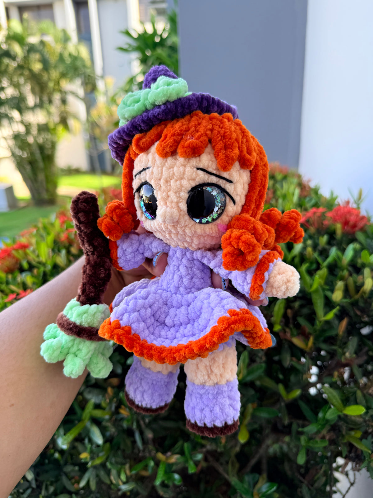Muñeca Brujita Tierna de Halloween con Escoba | Amigurumi Hecho a Mano